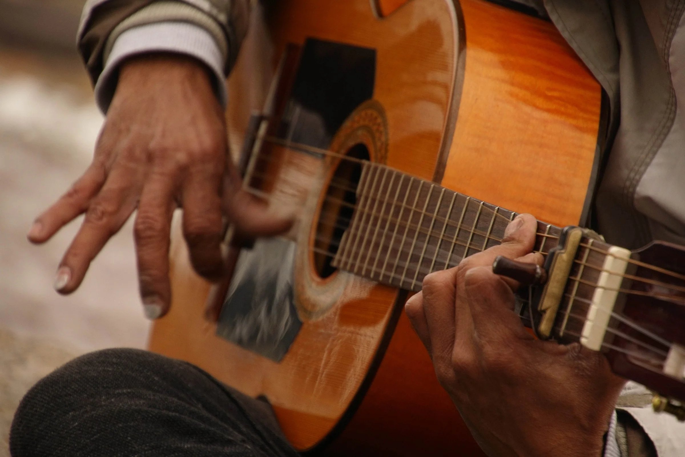 flamenco-guitar-card-bg.webp
