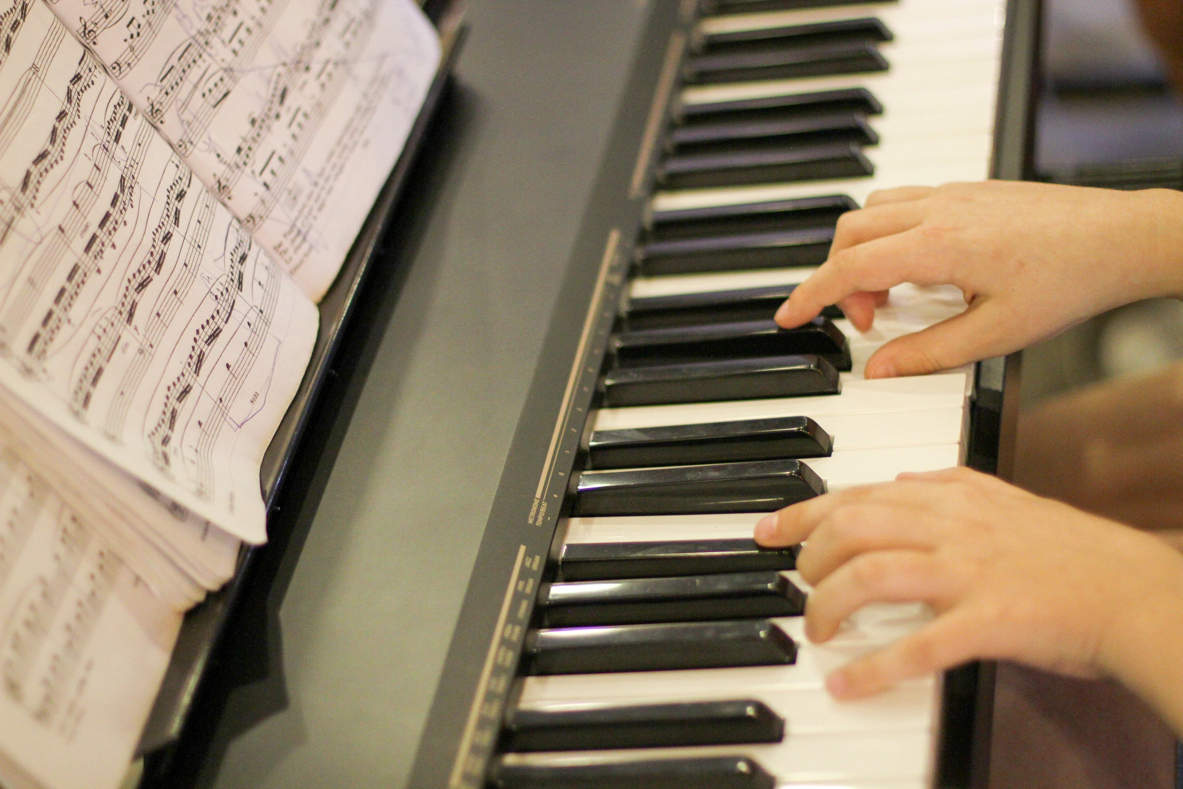 keyboard-piano-card-bg.webp